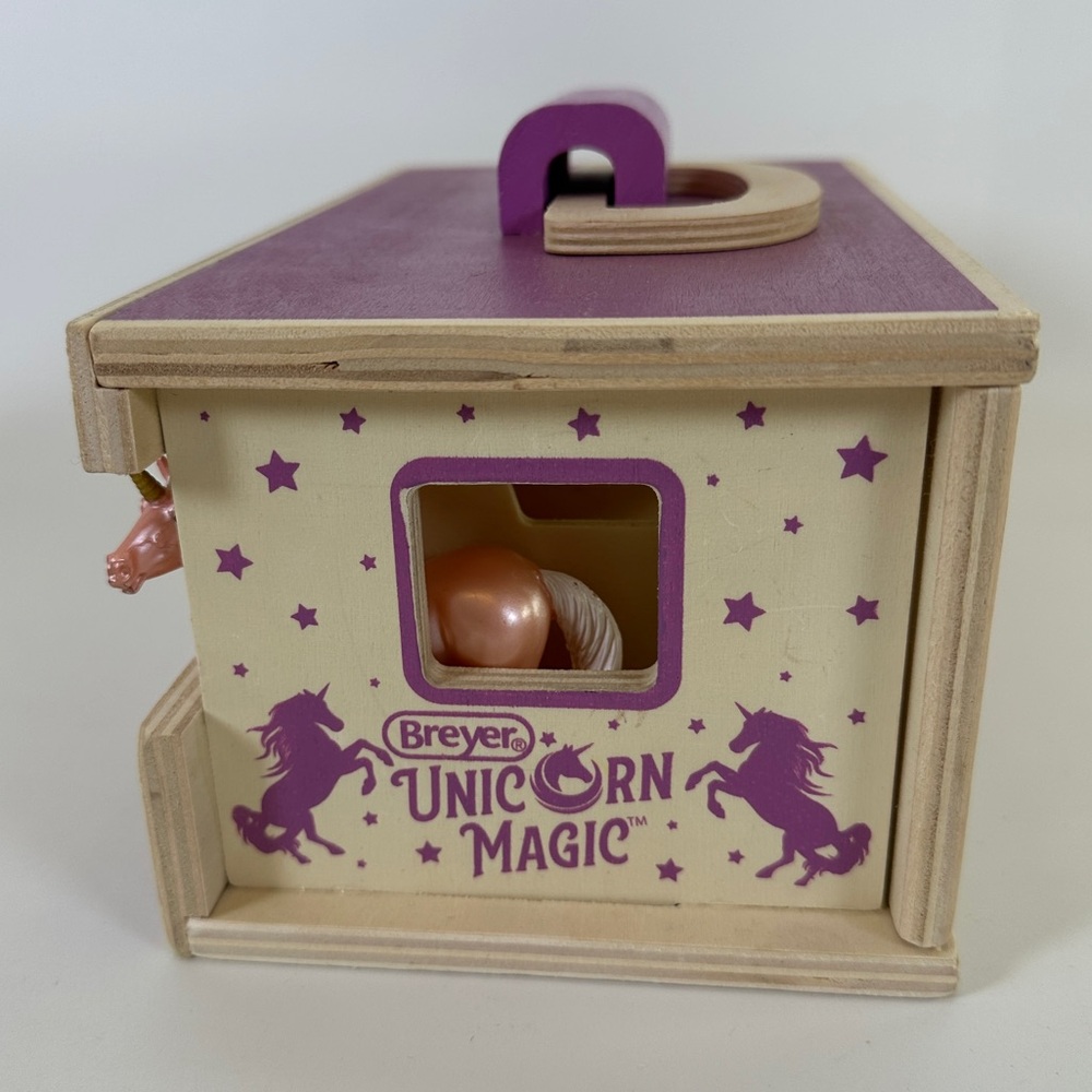 Breyer Magic Wooden Horse Stable with 4 Unicorns Small Portable Stablemates - Picture 6 of 15